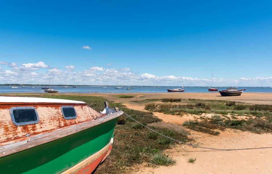 Une pinasse, bateau typique d'Arcachon amarré au bord du bassin