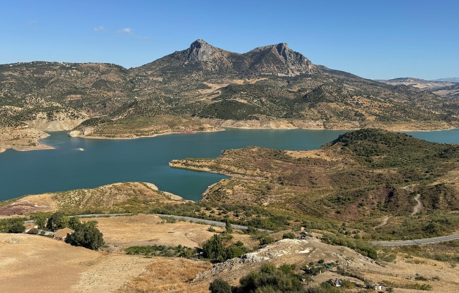 Paysage de montagne avec un lac en Espagne