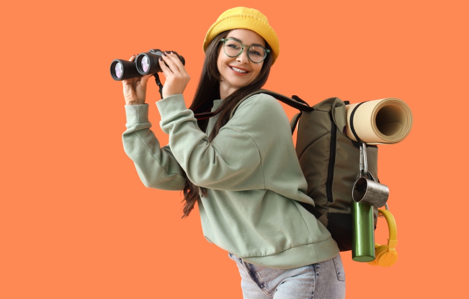 Jeune voyageur avec jumelles et sac à dos