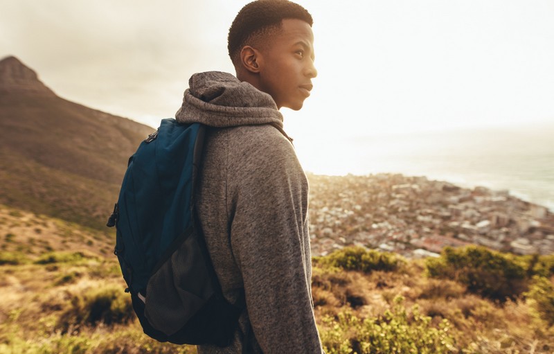 Responsable séjours scolaires assise à son bureau avec une mappe-monde dans la main