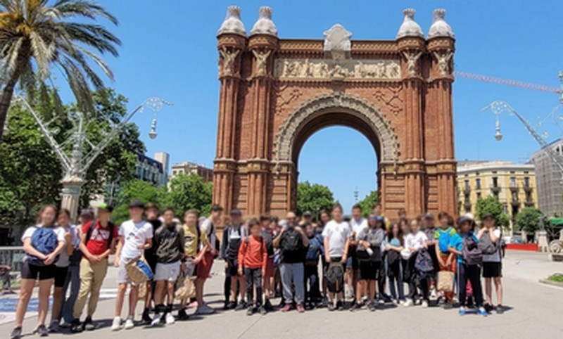 groupe élèves devant arc de triomphe à Barcelone
