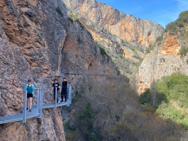 groupe d\élèves sur les passerelles du rio Véro