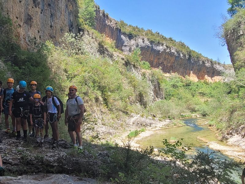 groupe d\élèves dans le canyon du rio Vero, au bord de l'eau