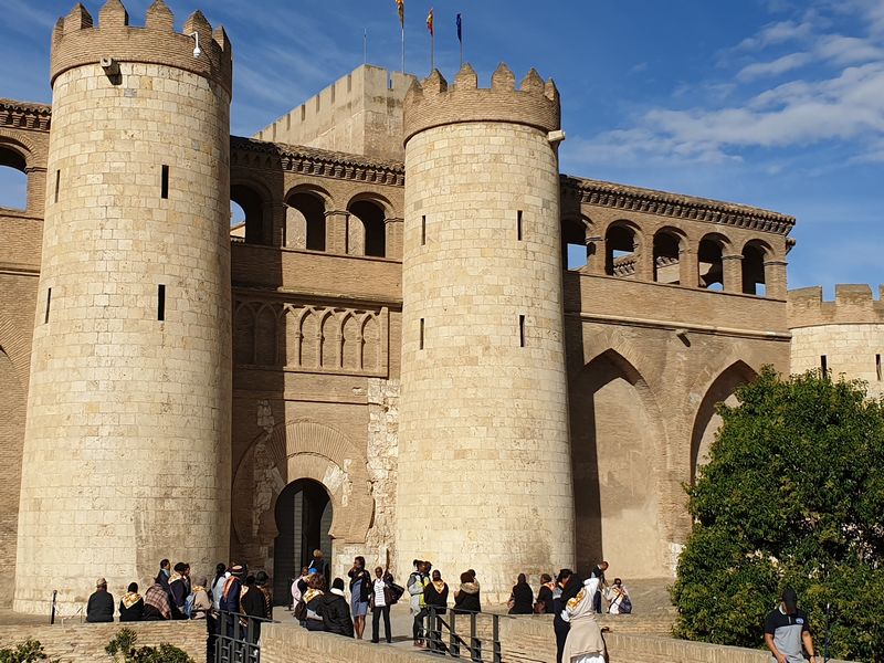 Groupe devant l\'entrée du palais de la Aljaferia à Zaragoza