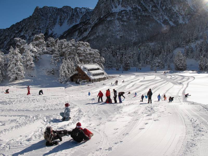 groupe d\élèves faisant de la luge au Pont d\'Espagne
