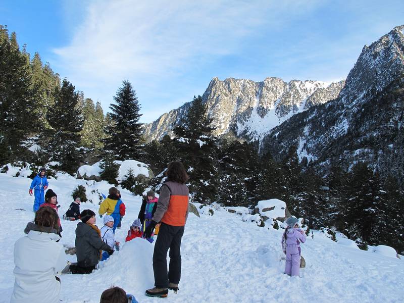 groupe d\élèves faisant des bonhommes de neige