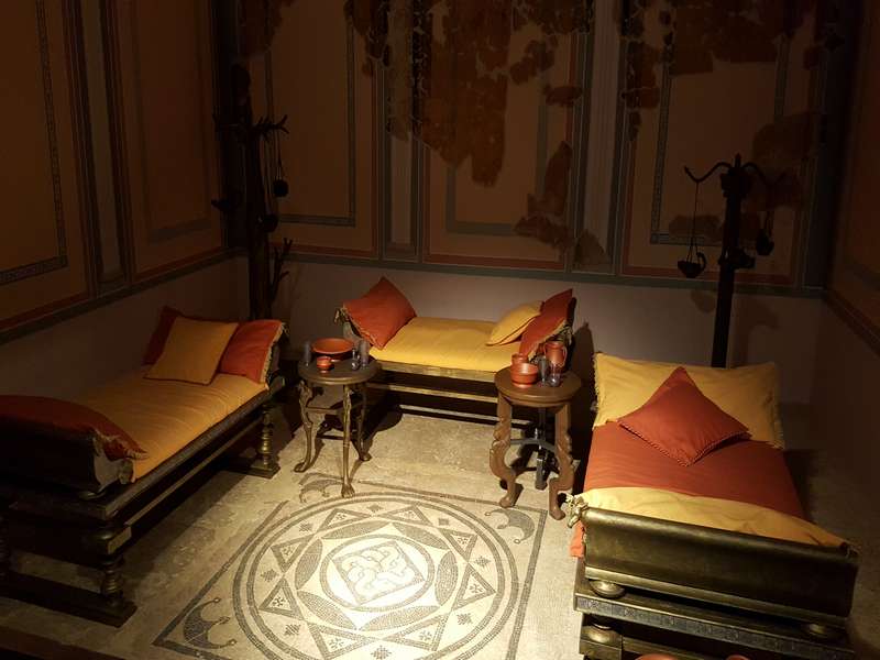 Reconstitution d'un triclinium romain dans le musée des Beaux-arts de Zaragoza