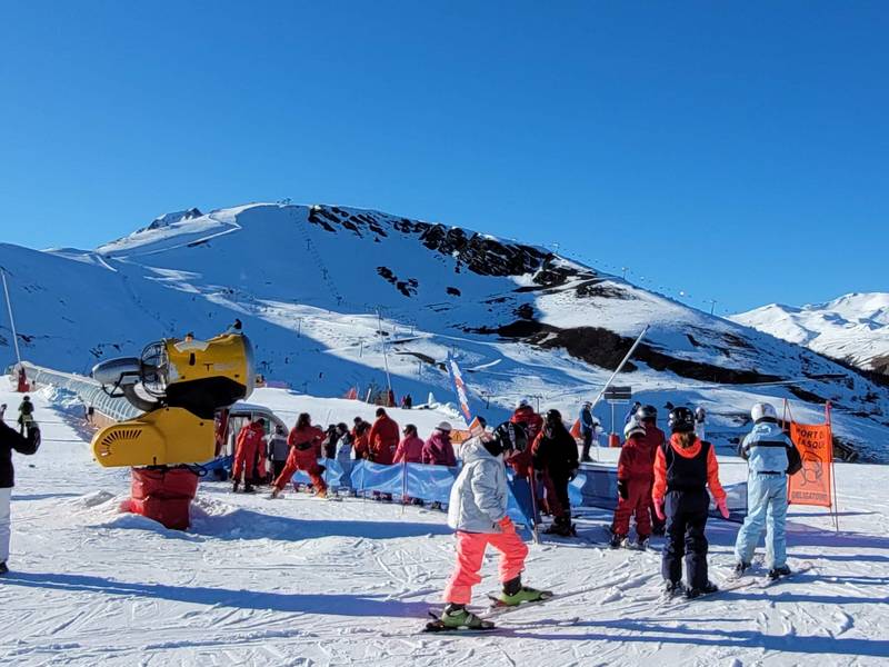 groupe élèves au Pla d\'Adet pendant un cours de ski